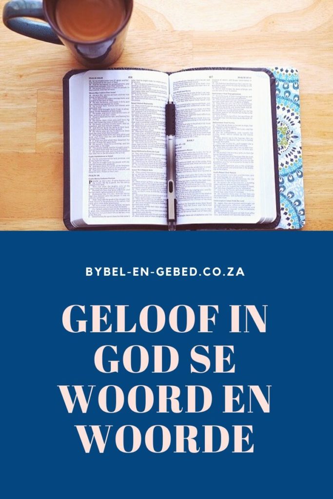 Bybel met pen en koffie. Geloof in God se Woord en woorde.